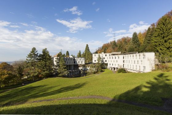 Sicht auf Bad Schönbrunn mit Wiese im Vordergrund
