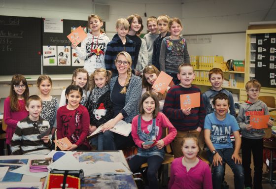 Porträt Sara Bohnenblust mit ihrer Klasse