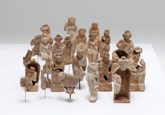 23 römische Terrakottenfiguren nebeneinander aufgereiht