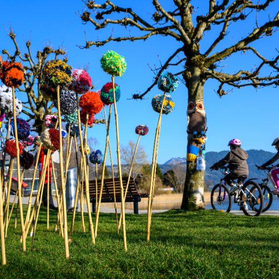 Kinder mit Velo neben Kunst
