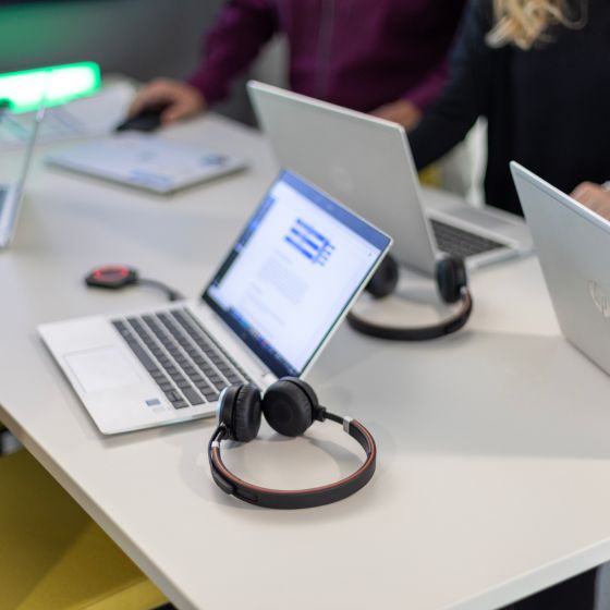 Zusammenarbeit am Stehtisch in der Verwaltung