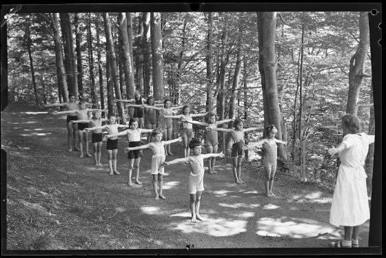 Turnen der Zürcher Kinderheilstätte Erliberg in Unterägeri, ca. 1940er-Jahre.