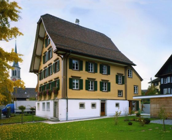 Seitenansicht des gelben Pfarrhauses Unterägeri