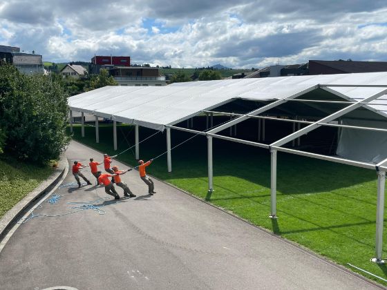 Zivilschützer ziehen die Zeltdeckenblachen ein