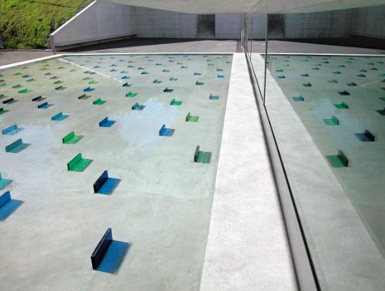 Blaue und grüne Glasbausteine im Wasserbecken