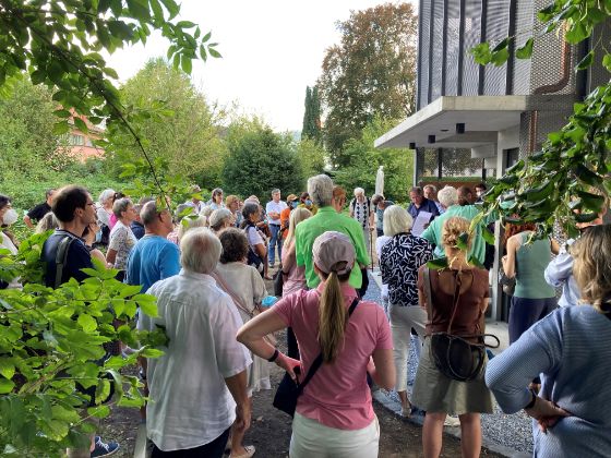 Gruppe vor dem Hof Lorzen
