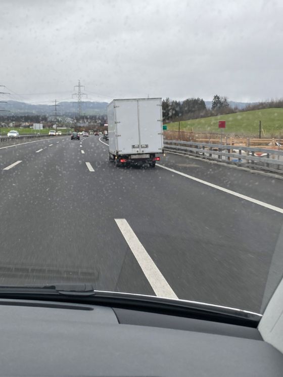 Lieferwagen mit Schräglage gestoppt