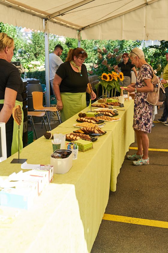 Das Buffet mit einer feinen Auswahl an Kuchen