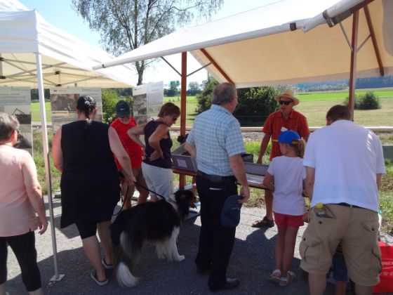 Besucher beim Infostand, Archäologe gibt Auskunft