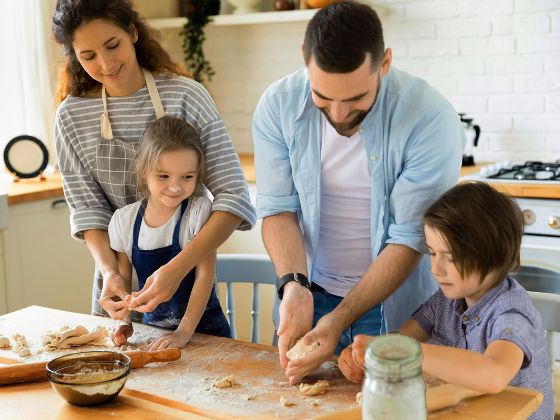 Familie am Backen