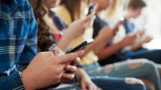 Schüler und Schülerinnen am Handy