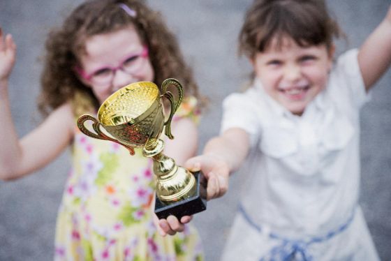 Interne Evaluation - Kinder feiern mit Pokal