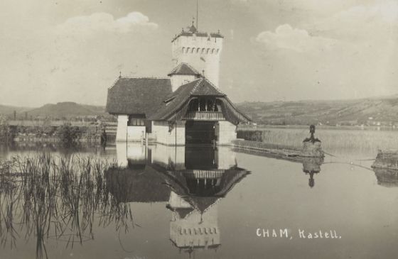 Alte Ansicht mit dem Castellino auf dem Zugersee, links Schilf und rechts der Steg