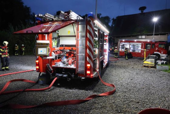 Flammen und Rauch in einem Kuhstall