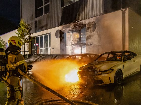 Löscharbeiten nach Fahrzeugbrand