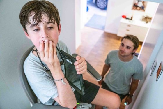 Bilder zum Fokusthema "Psyche": Selbstwirksamkeit erleben. Zum Beispiel bei der Pflege des Bruders. Bilder: Michel Gilgen.