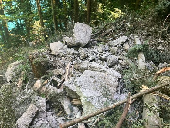 Bild 3 Gesprengter Felsblock oberhalb Seeweg