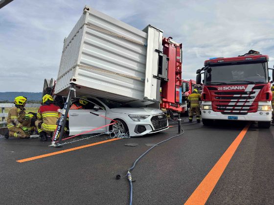 MM111_Huenenberg_Schwerer-Verkehrsunfall-auf-der-Autobahn-A4_Bild-2