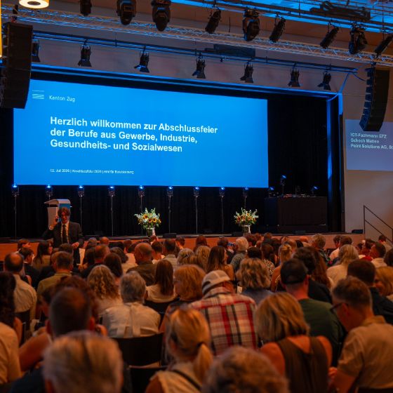 Bild der Abschlussfeier mit Bühne