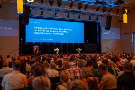 Bild der Abschlussfeier mit Bühne