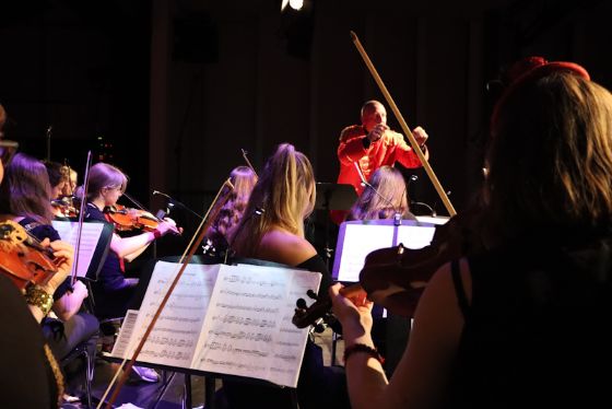 Marcus Tremmel dirigiert den Chor und das Orchester