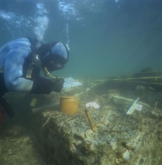 Unterwasserarchäologie beim Tauchen und Notieren