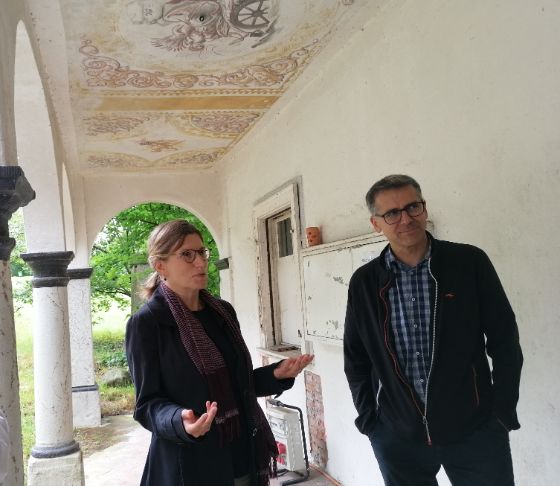 Karin Artho und Peter Hausherr unter der Deckenwandmalerei