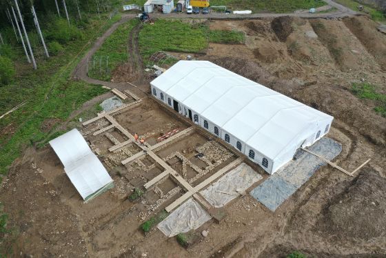 Luftaufnahme archäologische Ausgrabung mit der Kiesgrube (© ADA Zug, David Jecker)