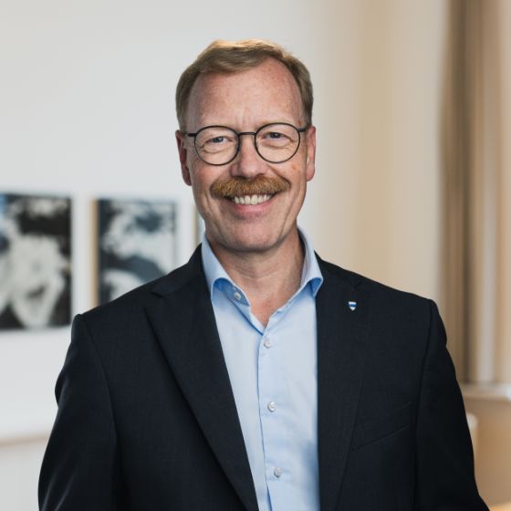 portrait_hostettler-andreas_202509_quadratisch_saal