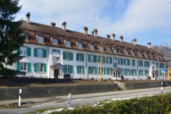 Frontansicht des Technikums mit Fenstern und Türen