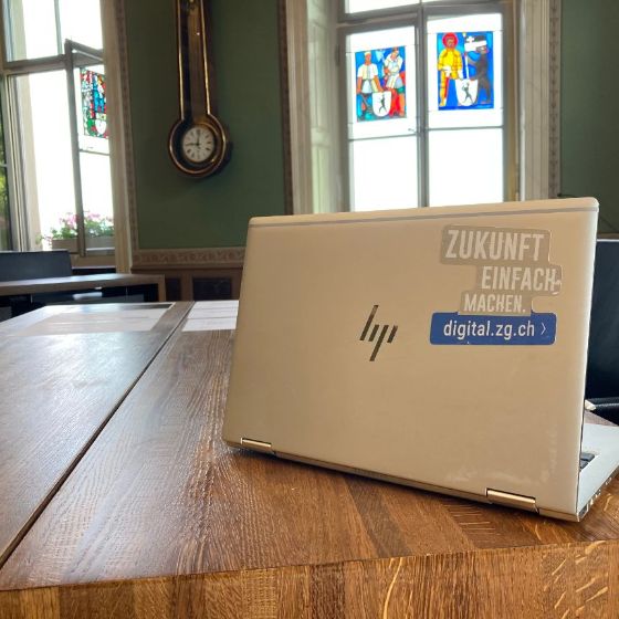 Digital Zug Laptop auf Schreibtisch im Kantonsratssaal