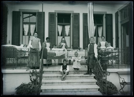 Bild 1: Pflegerinnen und Kinder, Kinderkurheim im Ägerital, ca. 1908. Bild: Fotostudio Bürgi. Quelle: Staatsarchiv Zug, P 132