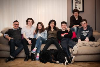 Familienfoto mit 4 Kindern.