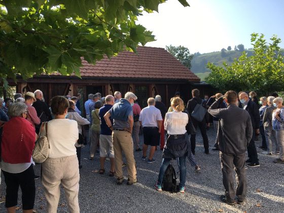 Publikum vor dem Pavillon