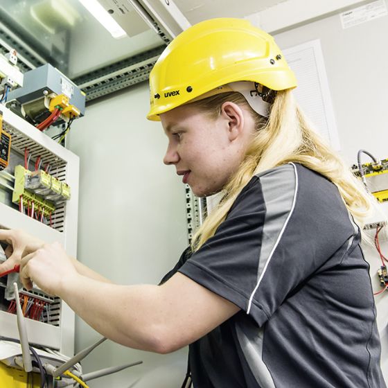 03-elektroinstallateur-in-efz