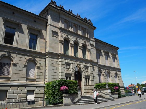Frontansicht des Regierungsgebäudes