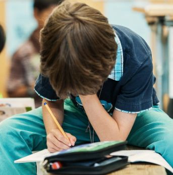 Schulkind beim Studieren