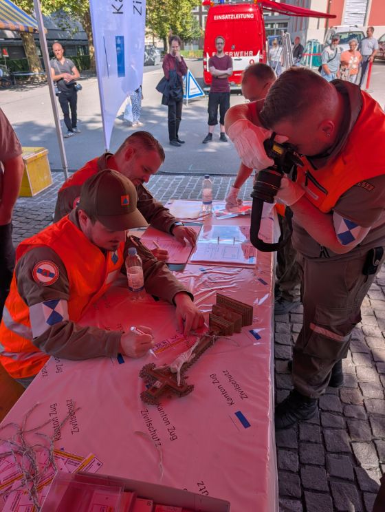 Evakuiertes Kulturgut wird bei der Sammelstelle erfasst und dokumentiert