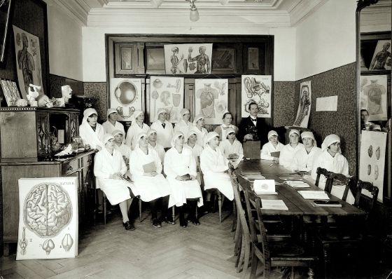 Ausbildung von Pflegerinnen des Liebfrauenhofs in der hauseigenen Pflegerinnenschule, vermutlich um 1930. Aus: Archiv der Liebfrauenschwestern, Zug