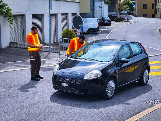 Zivilschützer lenken den Verkehr