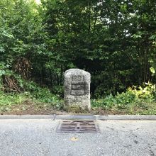 Historischer Kantonsgrenzstein gefunden und neu gesetzt