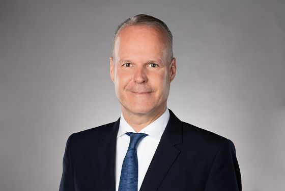 Foto 2: Porträt Stephan Schleiss mit Krawatte