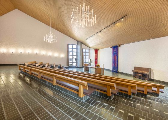 Bild 2: Von aussen wie eine Skulptur aus Beton, überrascht die Reformierte Kirche Rotkreuz im Innern mit einem grosszügigen, mit warmen Farben und Materialien ausgestatteten Innenraum. Foto Regine Giesecke