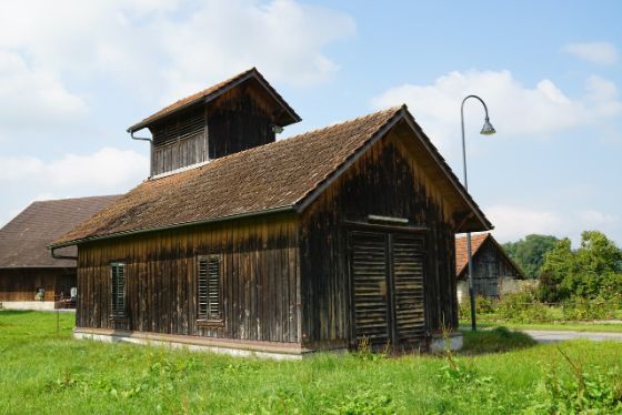 Ansicht Spritzhaus von der Seite, Rasen im Vordergrund