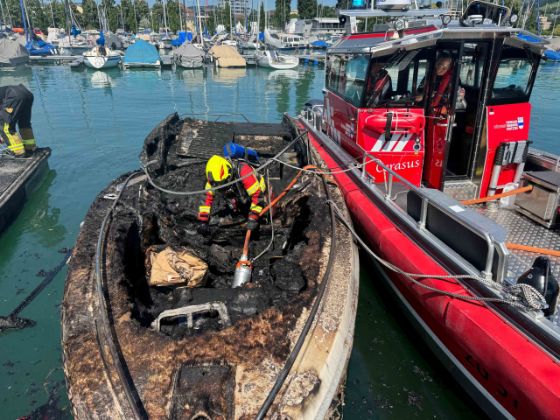 Mehrere Boote in Brand