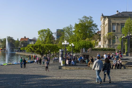 Anblick Landsgemeindeplatz mit Fontaine und Regierungsgebäude im HIntergrund