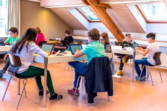 Zuger Schülerinnen und Schüler meistern eine Online-Prüfung (Foto: Andreas Busslinger)
