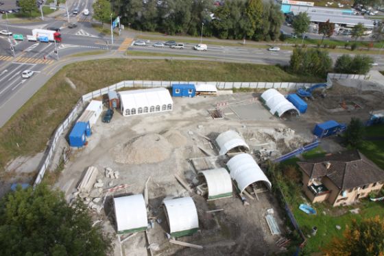 Abb. 2: Cham-Bachgraben, die Ausgrabungsfläche aus der Vogelperspektive. Die Zelte überdecken die offenen Grabungsflächen. Foto ADA ZG, Daniel Möckli.