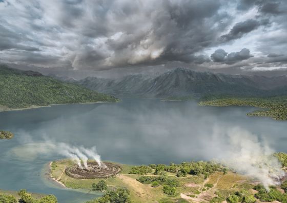 Insel im Vordergrund, Wasser rund um Insel, Berge im Hintergrund