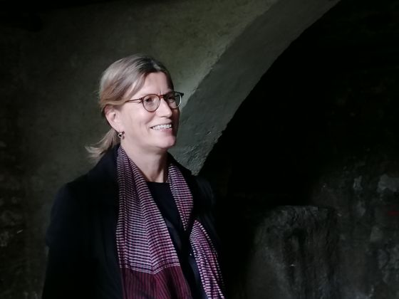 Portrait Karin Artho mit violettem Schal und schwarzem Blazer